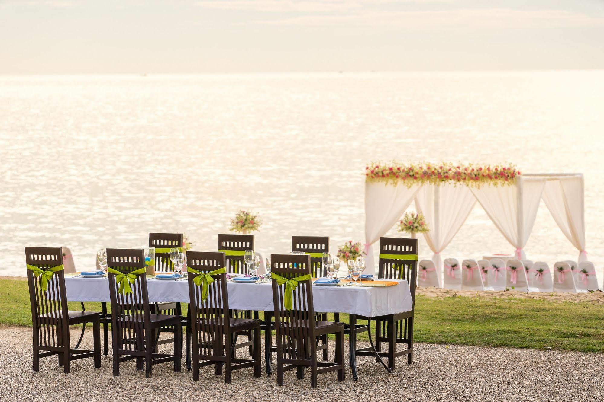 Hive Khaolak Beach Resort (Adults Only) Кхаулак Экстерьер фото