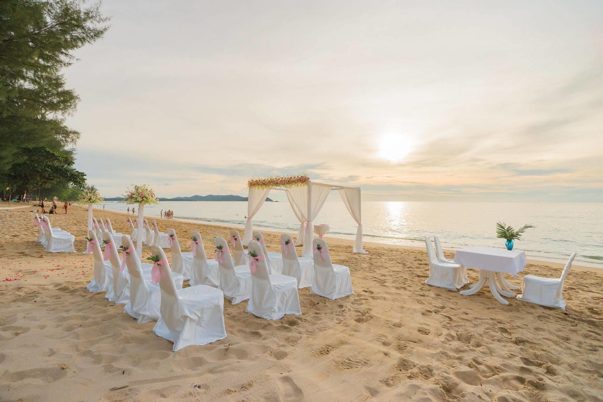 Hive Khaolak Beach Resort (Adults Only) Кхаулак Экстерьер фото