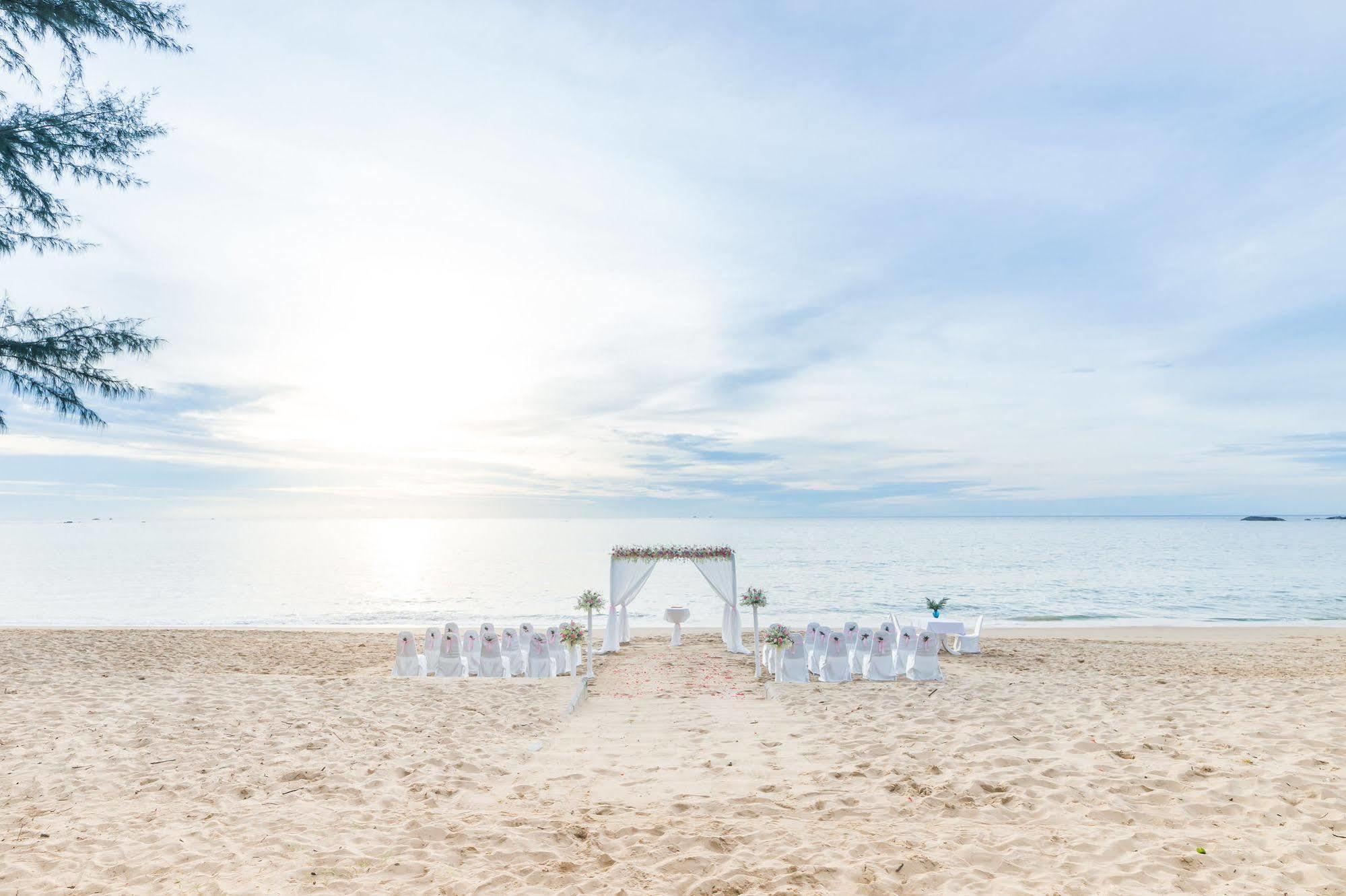 Hive Khaolak Beach Resort (Adults Only) Кхаулак Экстерьер фото